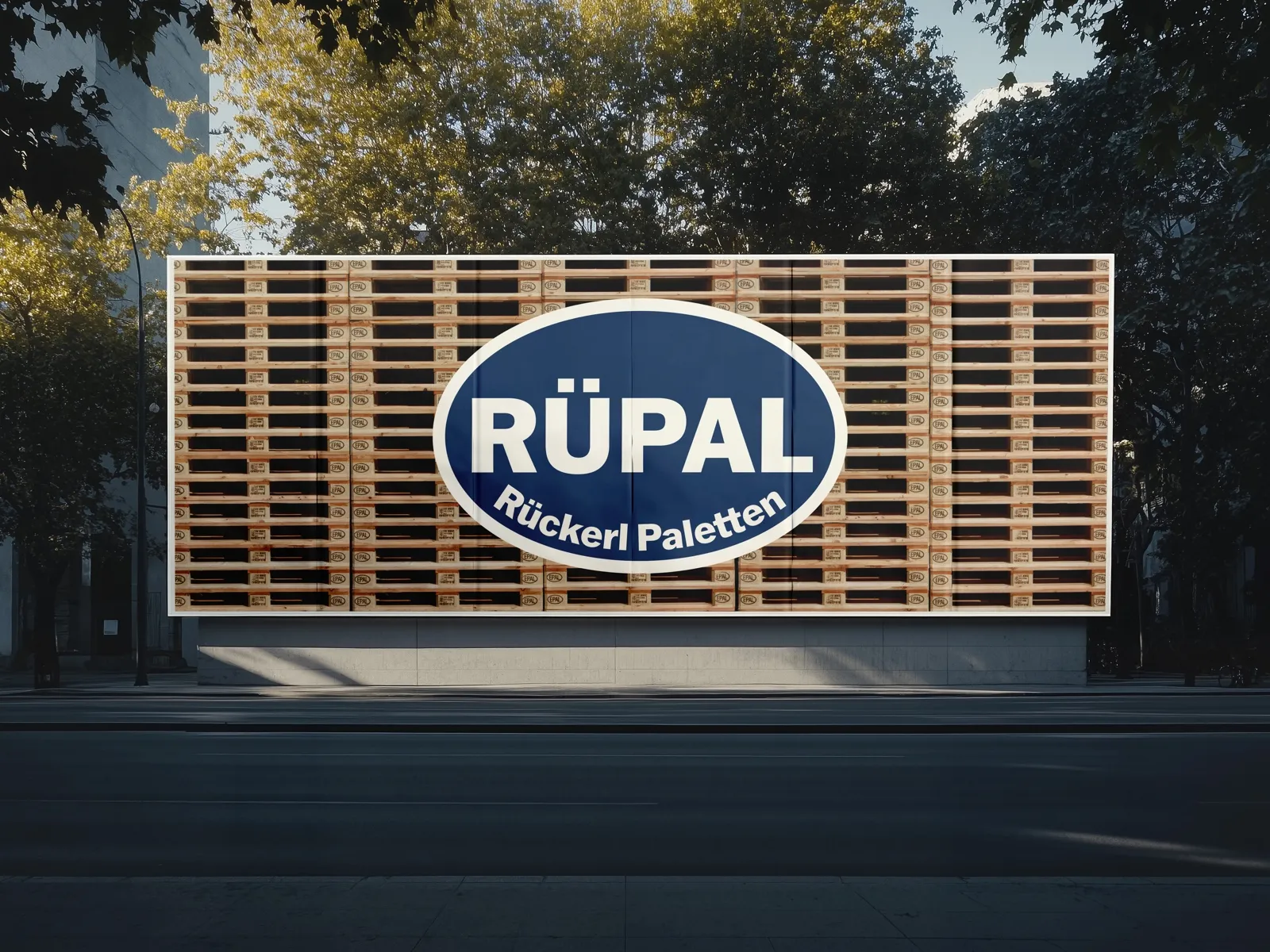 Das Großflächenplakat mit dem RÜPAL-Logo im Stadtbild.